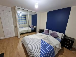 Heathrow Windsor Rooms with Shared Bath, Kitchen and Free Parking