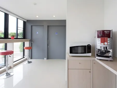 Hop Inn Mae Sot Building A Отели рядом с достопримечательностью «Wat Don Kaeo»