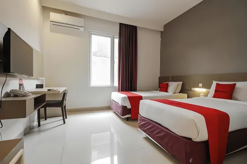 RedDoorz Near Goa Sunyaragi Hotels in Harjamukti