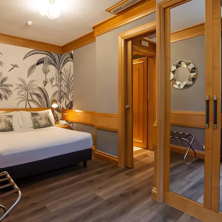 Hotel White