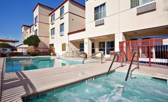 Holiday Inn Express & Suites Tracy