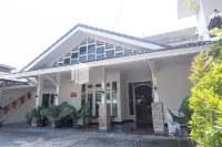 Londres Bed and Breakfast RedPartner Near Gembira Loka Zoo Hotels in Warungboto