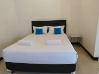 Four d'Home Hotel dekat Lapangan Krempan, Waru