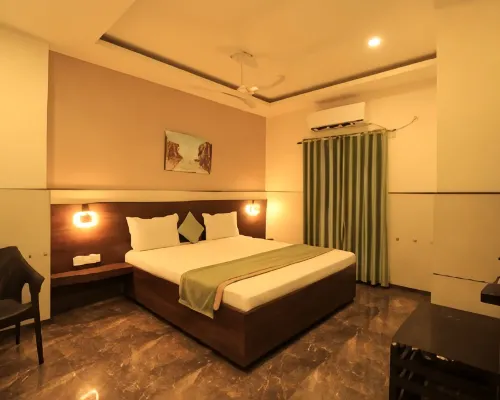 Hotel Grand Gayathri タンバラン周辺のホテル