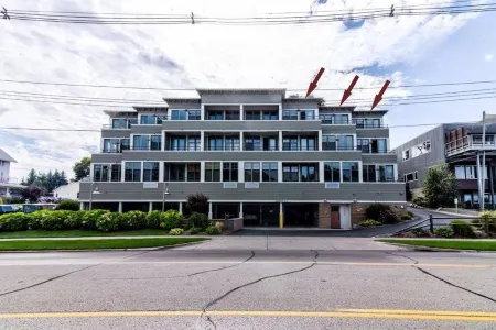 The Best Views of Grand Haven Channel & Lake Michigan from Brezza Di Lago 11