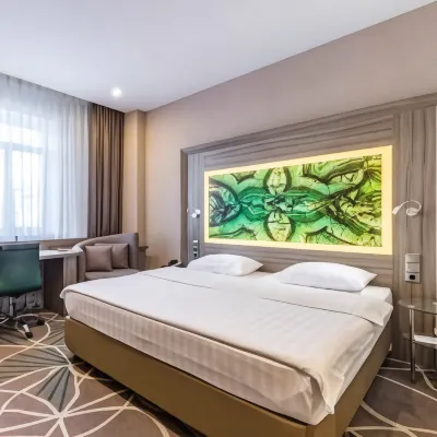 Tenet Hotel