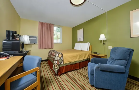 麥諾特機場温德姆速8酒店