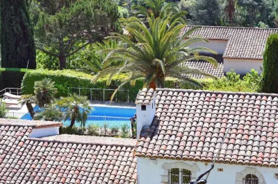 Hôtel & Restaurant Alain Llorca Отели рядом с достопримечательностью «Saint Paul de Vence (Pavement)»