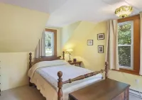 Cozy Large House, Big Porch, Fire Pit, Live Music Brewery, Heart of Lake Ann!