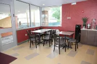 Red Carpet Inn Elmwood - Parking