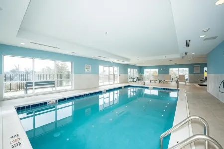 Holiday Inn Express & Suites Charlottesville Отели рядом с достопримечательностью «The Corner»