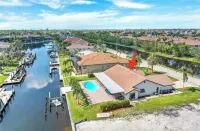 Oceanfront Retreat in Fort Myers - 3 Bedrooms, Private Pool Các khách sạn ở Iona