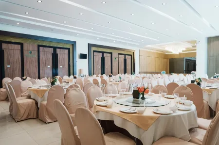 Green Hotel and Resort Отели рядом с достопримечательностью «Wat Thung Setthi»