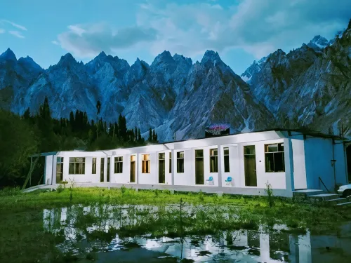 Passu Cones Hotel - parking