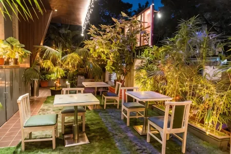 Hotel Oriental Aster - Mumbai International Airport Отели рядом с достопримечательностью «Paras Dham Temple»