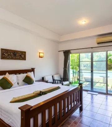 ห้องดีลักซ์ พร้อมทางลงสระว่ายน้ำ