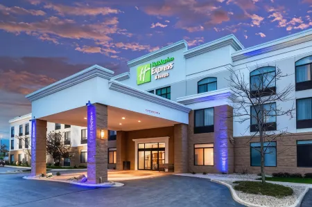 Holiday Inn Express & Suites Cedar Falls - Waterloo
