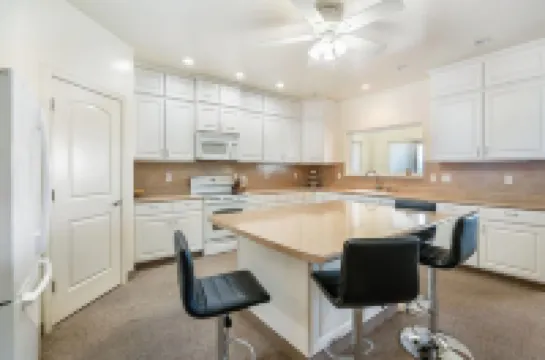 Springville Welcome Home: spacious 5-bedroom house in delightful Springville