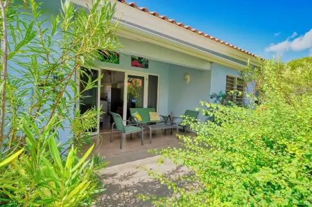 Stay in the beautiful Boho Bunita apartment under the Caribbean sun! Отели в г. Sint Michiel