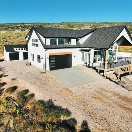 Bear Lake getaway for the whole family! Sleeps 32! Beach access included!!