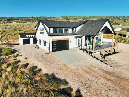 Bear Lake getaway for the whole family! Sleeps 32! Beach access included!!