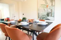 Spacious home | 3 Bedrooms + 3 bathrooms dedicated office & parking close to M4 Wokingham otelleri