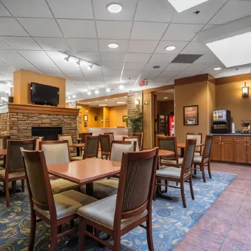 Econo Lodge Inn & Suites University