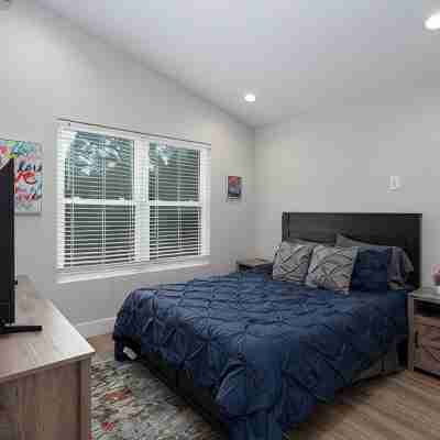 Trendy Townhome Near Downtown Rooms