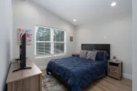 Trendy Townhome Near Downtown - บังกะโล