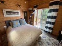 Gated Luxury Queen Bed Cottage Sleeps 2 Air Conditioning Kitchenette EV Charger - Chalets