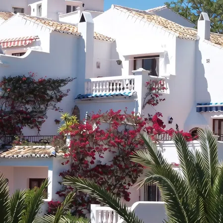 A 3 bedroom house in Oasis de Capistrano with sea view.