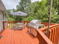 Catskills Getaway: 3BR Retreat w/ Media Room, Near Casino, Bethel Woods & More! Hotel di Thompson
