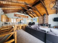 3-bedroom chalet in fabulous Bartlett, wonderful spot close to Storyland Hotels in Glen