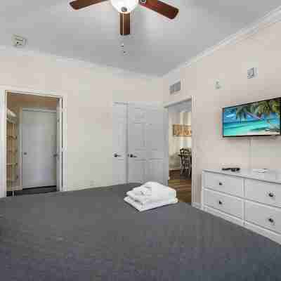 NEW Listing Gorgeous 2 bd Condo Rooms