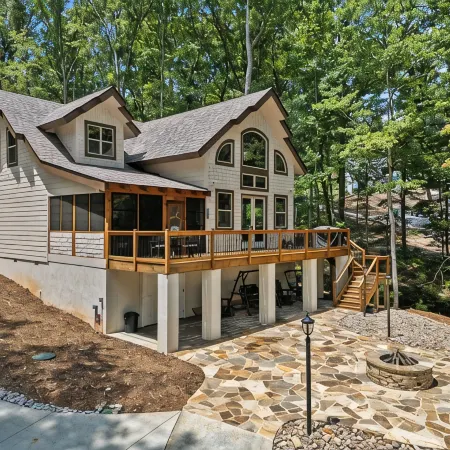NEW Charming family friendly 3-bedroom cabin on serene Lake Keowee with Dock