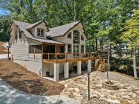 NEW Charming family friendly 3-bedroom cabin on serene Lake Keowee with Dock