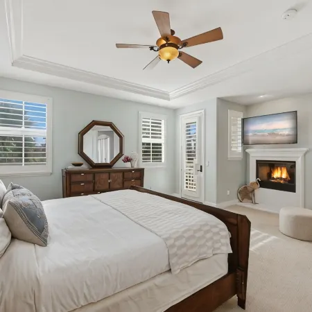 Luxurious 4Br Home Steps from Beach-Big Hot Tub,Fire Pit,AC,Bikes, 2 King Beds