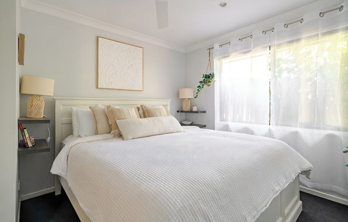 Pets welcome, family friendly home. 5 minute drive to beaches.