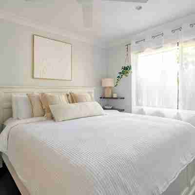 Pets welcome, family friendly home. 5 minute drive to beaches. Rooms