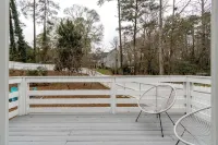 Stylish Retreat w/ Fire Pit & Porch - 무료 와이파이