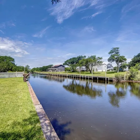 Canal Front 3 Bedroom Home / Newly Renovated