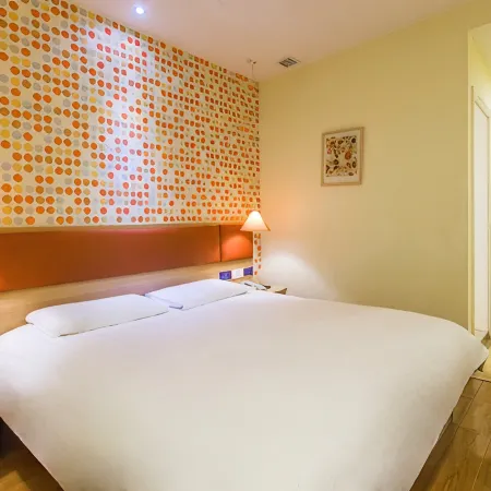 Ruijia Huayi Hotel (Shaoguan East Station Century East Street Branch)