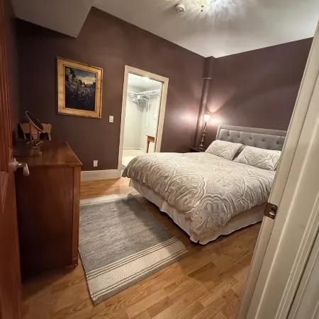 Elegant, Downtown 2-Bedroom Apartment. Recently Updated. Center of Downtown.