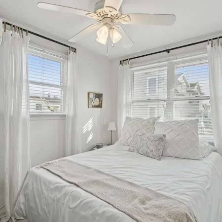 Oceanblock & Downtown Bethany - 2 bed / 1 bathroom with Private Sun Porch
