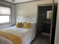Modern 1 bedroom Guest House with sweeping views of the Redbank Creek and Valley - Homestays