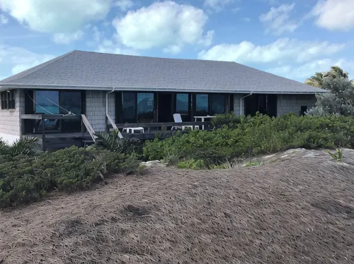Oceanfront Retreat • Remote Beach Steps Away • Ocean Views from Every Room - 3 ดาว