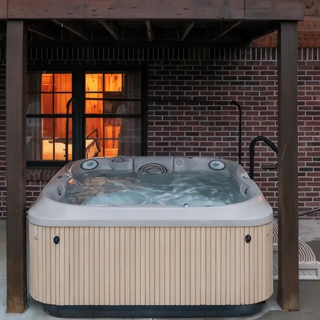 The Lodge / Hot Tub, Arcade, Firepit, Game room!