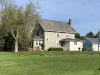Family-friendly farmhouse property, rural setting, 10 minutes from Tiffin, OH. Hotels in Seneca County