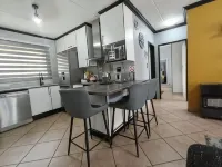 2 Bedroom apartment with 2 queen size beds & a cot, 10 minutes from JHB Airport. - 무료 와이파이