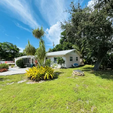 Beautiful Beach House , Priv. Beach Access, Private Pool